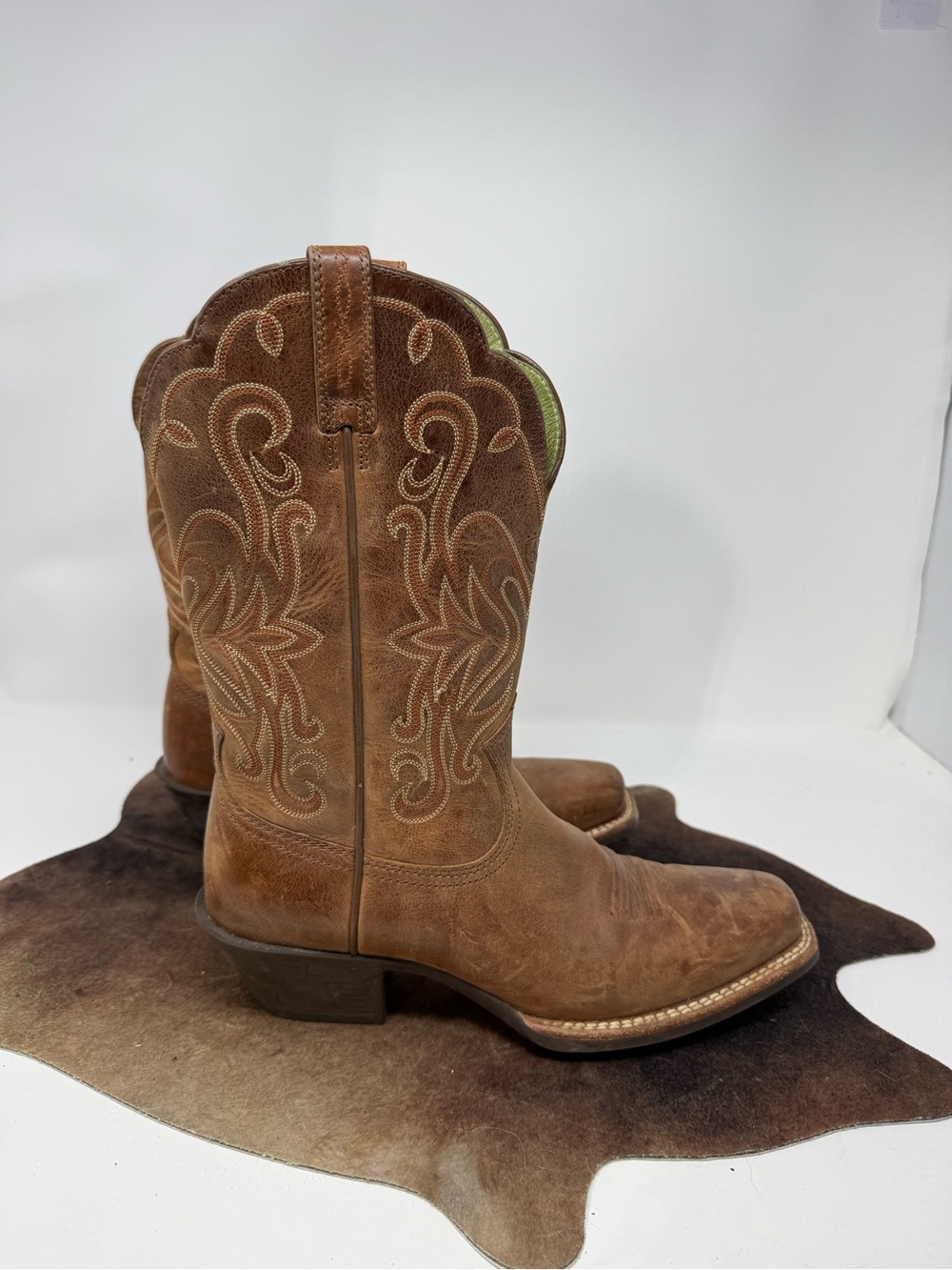 EUC ARIAT WOMEN'S ROUND UP PERFORMANCE WESTERN BOOTS - SQUARE TOE sz 8 (FYDIMU)
